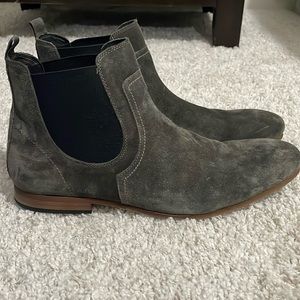 Men’s gray suede ankle boots